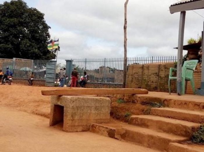 RCA : des FACA pris en flagrant délit de trafic des produits d’alcools frelatés par le service de douane de Béloko - Corbeau News Centrafrique