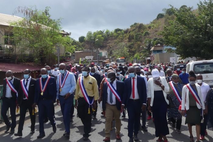 Incendie à Koungou : marche symbolique des élus sur la mairie - Le Journal De Mayotte actualité