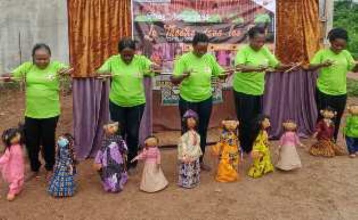 L'événement Précis   – Lutte contre le Coronavirus au Bénin: Les femmes marionnettistes sensibilisent avec du théâtre dans les rues