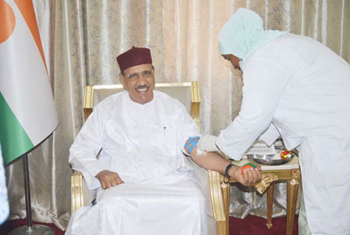 Campagne de plaidoyer de don de sang : Le Président de la République accomplit  le geste symbolique et appelle à suivre l’exemple des donneurs – Le Sahel