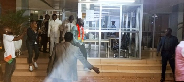 Burkina Faso : L’étoile montante du MMA, Israël Mano, signe son retour au bercail – Burkina24.com – L'Actualité du Burkina Faso 24h/24