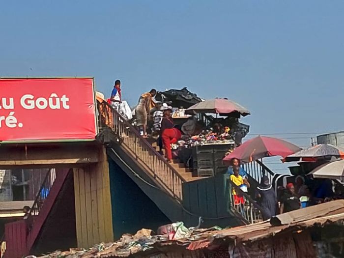 Conakry : les commerçants envahissent les rues et les ponts – Guinéenews©