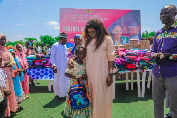 Tchad : rentrée scolaire, la ministre de la Femme lance l’opération « 1enfant 1 kit scolaire » –
