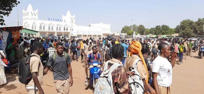 Bobo-Dioulasso : Des élèves manifestent après la mort accidentelle d’un des leurs sur la ligne 4 de la SOTRACO - leFaso.net