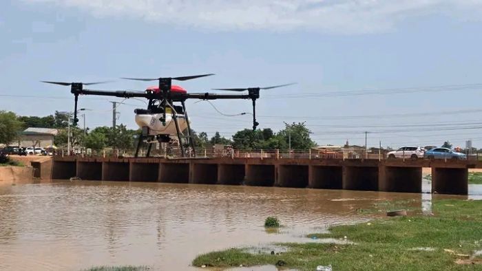 Lutte contre le paludisme : une campagne de traitement des gîtes larvaires par drone lancée à Ouagadougou