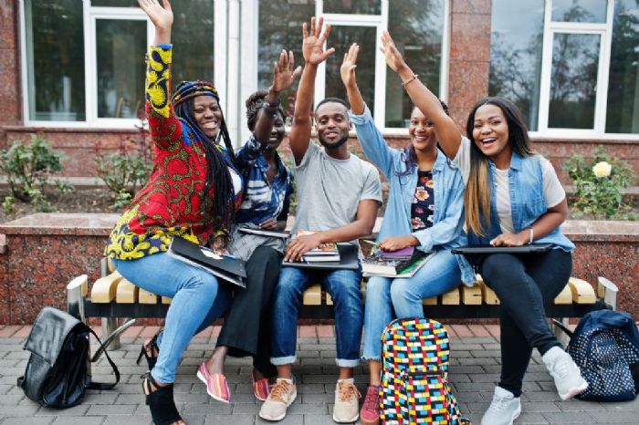 Vacances scolaires : entre souvenirs heureux et expériences douloureuses