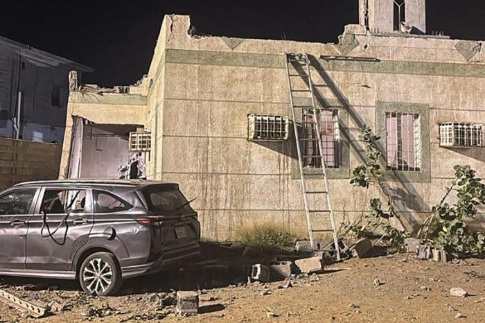Houthi in Yemen bombs Saudi Arabia