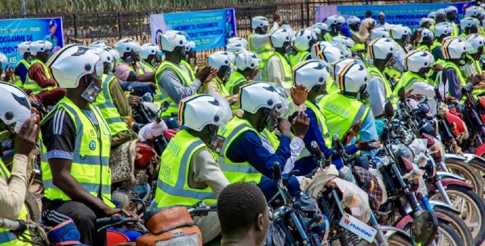 N’Djamena : les conducteurs de motos-taxis dotés de gilets et de casques