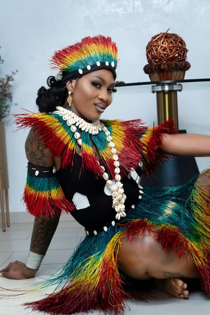CHOCOLLETE : Artiste chanteuse, compositrice, créatrice de contenu et modèle