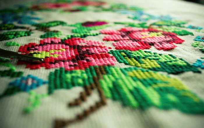 Broderie et arts textiles à Marrakech: traditions vivantes