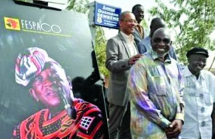 Cheick Modibo Diarra, en compagnie du fils de Sembène Ousmane et des responsables du Fespaco posent à la rue portant le nom du cinéaste disparu. Fespaco-2009 : Vibrant hommage à Sembène Ousmane, un passionné du 7e art