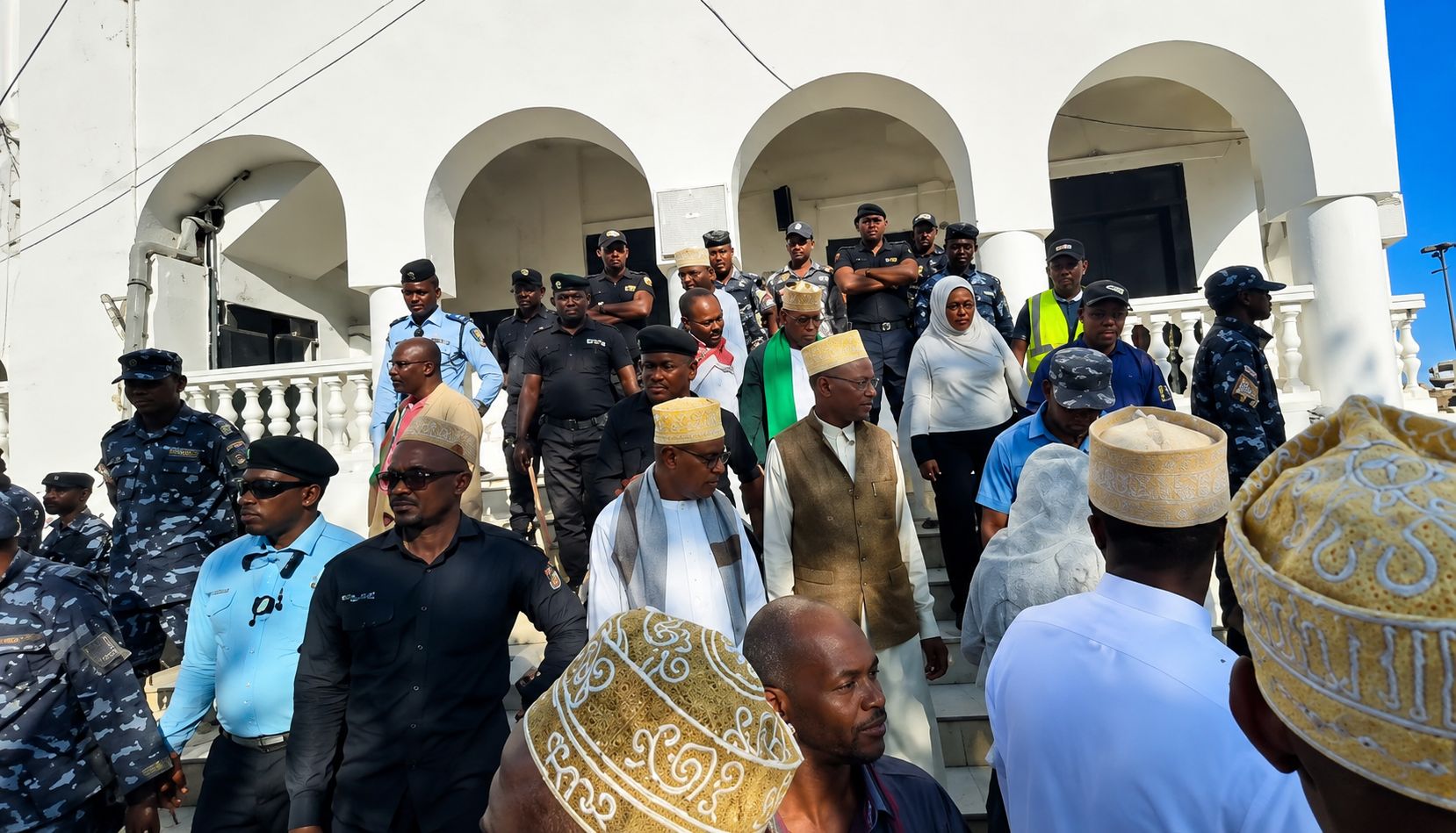 Mosquée de Moroni : les forces de l’ordre empêchent une prière pour Sambi