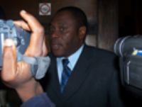 "Hommage aux bougies" , Philémon  Mukendi sensibilise les jeunes congolais au patriotisme.