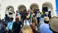 Mosquée de Moroni : les forces de l’ordre empêchent une prière pour Sambi