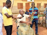 À Bobo-Dioulasso, des élèves découvrent les savoir-faire locaux grâce au Mois artistique et culturel