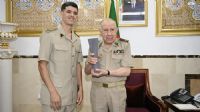 Le général d’armée Saïd Chanegriha honore le champion du monde du 800 mètres Djamel Sedjati