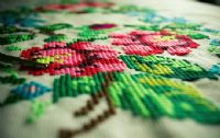 Broderie et arts textiles à Marrakech: traditions vivantes