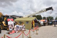 Exposition gouvernementale  Le ministre chargé de la guerre, Célestin Simporé échange avec les citoyens
