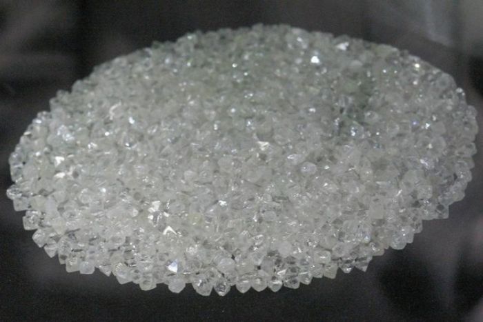 Apreendidas mais de 100 pedras de diamantes - Política - Angola Press - ANGOP