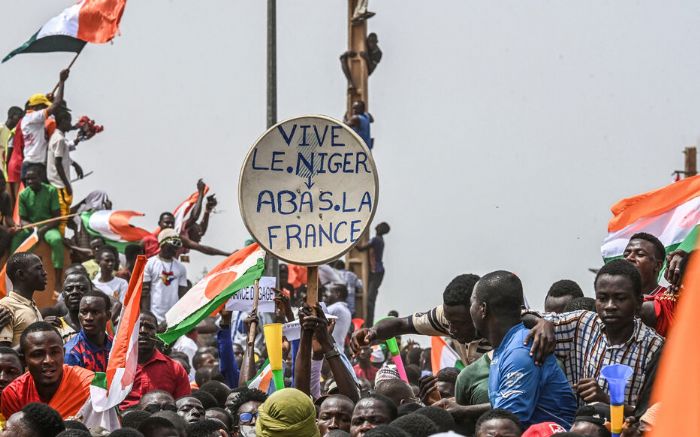 MANIFS DEVANT LES BASES FRANÇAISES AU NIGER  : Plus tôt la France partira, mieux cela vaudra - Editions Le Pays