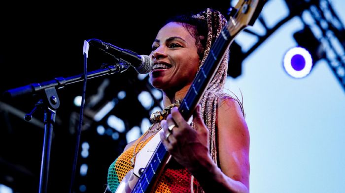Les nouveaux artisans du son : avec sa basse, Adi Oasis charme les âmes  – RFI Musique