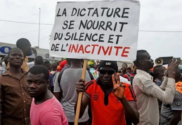 Quand Le Peuple Perd La peur, la Dictature Perd Le Pouvoir Et Tombe