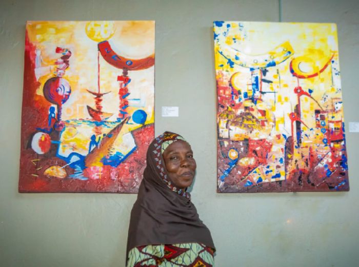 Exposition d’art plastique “Traces Vives” à Bobo Dioulasso : Fati Seyni du Niger a présenté une création ancrée dans l’histoire et l’actualité