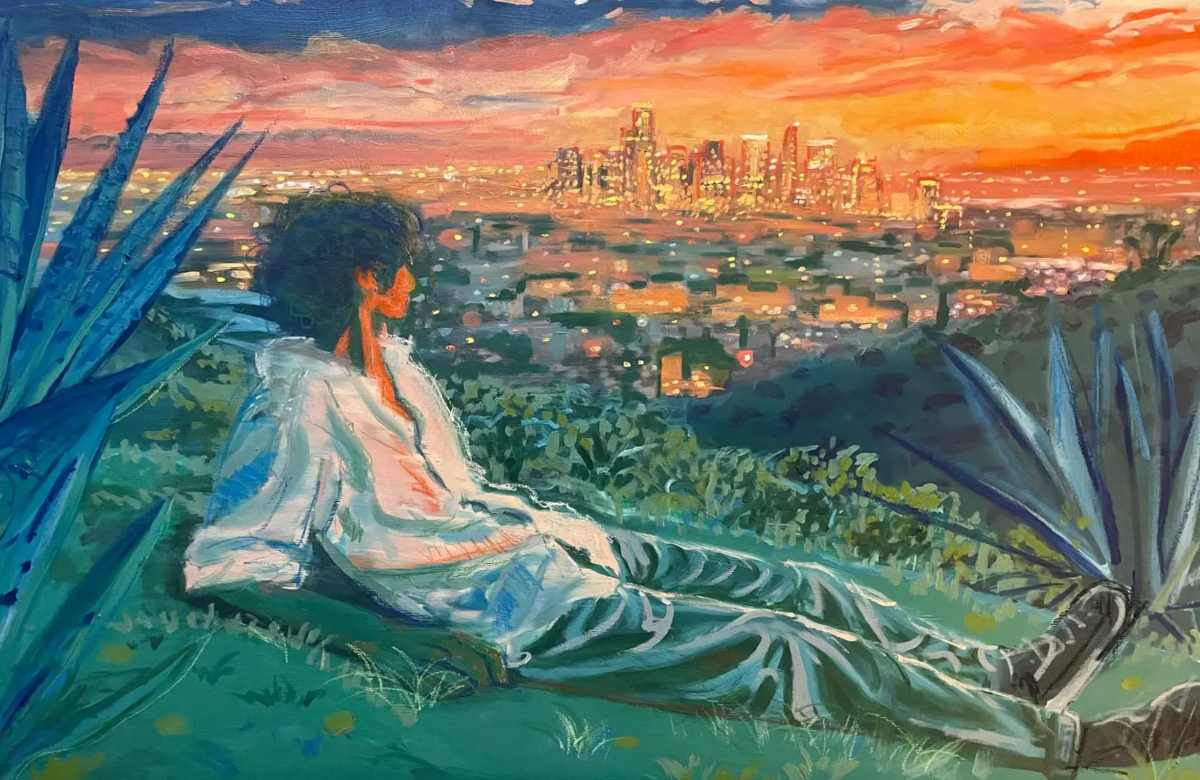 Loin de la ville, Soulaimen Aboubacar : jeune homme allongé dans l'herbe parmi les agaves, contemplant une ville au coucher du soleil